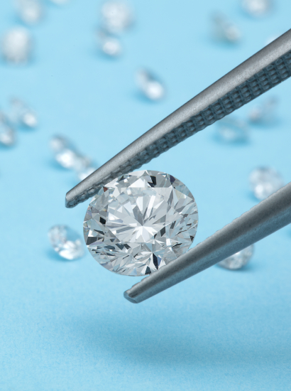 Loose,Brilliant,Diamonds,,One,Is,Being,Held,By,A,Tweezers